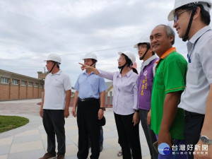縣長視察王功漁港出海道路、環境營造及清淤工程。圖／記者鄧富珍攝