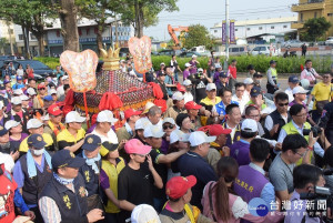 彰化縣長王惠美恭迎大甲媽祖聖駕，信眾沿路前程參拜恭迎聖駕。圖／2019資料照片
