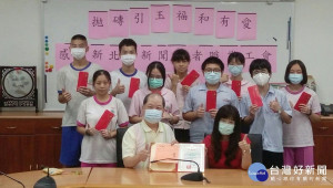 新北市新聞記者職業工會為鼓勵學子能勤奮向學，理事長黃村杉11日率工會理監事及幹部，前往福和國中頒發學子獎助學金