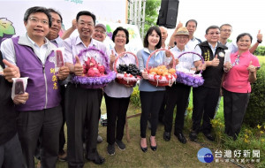 彰化縣長王惠美等人推薦行銷二林三果物產展產地直送優質水果。