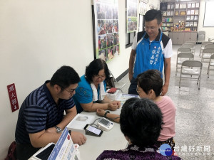 議員張嘉哲引介資源服務營南社區長輩。（記者扶小萍攝）
