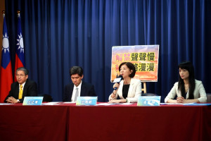 因國際間武肺疫情仍嚴峻，台灣的邊境相關管制措施仍嚴管，連帶也使在台灣有學籍的境外生，其返台完成學業之路仍艱難。對此，國民黨今（11）召開記者會，再呼籲政府籲應依國外疫情輕重程度、台灣現行檢疫措施，讓境外生應屆畢業生、學位生先返台就學。（圖／國民黨）