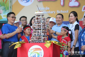 侯友宜12日出席樹林區山佳國小100周年校慶紀念活動，與師生同唱生日快樂歌，祝福山佳國小100歲生日快樂