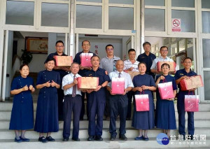 慈濟功德會北港分會師兄姐帶著餅乾、禮盒等前往北港警分局慰問，向基層員警加油打氣，感謝警察菩薩的付出，民眾才有安穩的生活。