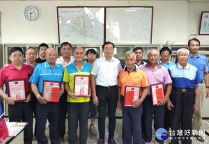 雲林農田水利會為慶祝水利節，洪國浩會長特率員至各工作站，表揚對水利事業資績優良有功人員，亦致上最高的敬意與謝忱。
