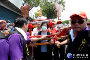 大甲媽祖遶境進入彰化縣境， 縣長王惠美親自接駕。