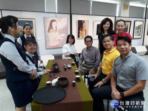 南投縣清溪新文藝學會陳立詮理事長及參展會員品嚐水里商工觀光科學生之茶藝饗宴