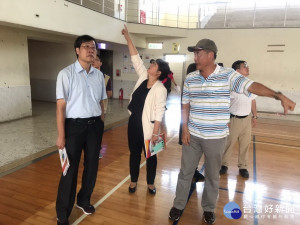 中辦執行長蔡培慧上午偕同教育部體育署王漢忠組長到水里商工會勘運動場地的修繕需求。