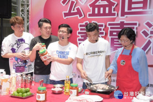 公益直播拍賣，議長謝典林拍賣泡菜。圖／記者鄧富珍攝