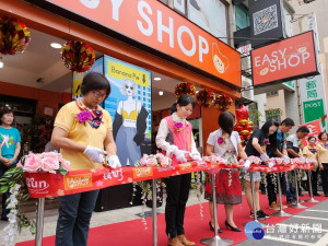 EASY SHOP「彰化民族店」正式進駐，推出全新三大網路發燒品牌，
提供消費展開抗疫新生活。圖／記者鄧富珍攝