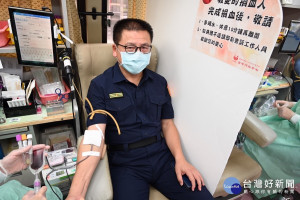南投縣警局節前辦捐血，副局長陳世寶率先挽袖。（縣警局提供）