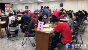 勞工局12日於樹林區公所舉辦首場徵才活動，為新北下半年「百場徵才活動」揭開序幕
