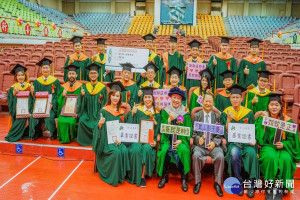 碩博土獲頒創就業助學金。