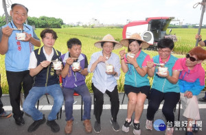 縣長王惠美與農民以及民代一起「吃刈稻飯」享受田野樂趣。