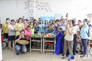 南投縣新媳婦關懷協會邀新住民學越南粽。（協會提供）