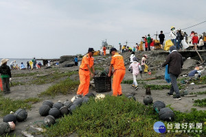 海巡署第四岸巡隊配合重新思考教育學會辦理「進攻塑膠微粒淨灘大作戰」，共同推動守護海洋環境、永續海洋資源。