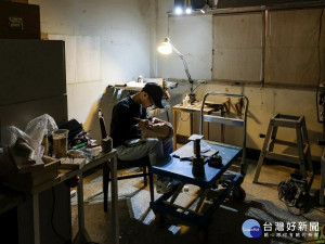 文化局為鼓勵藝術家勇於追求夢想，並扶植藝術家在創作之路綻發能量，開放435藝術聚落3棟建築物供藝術家進駐