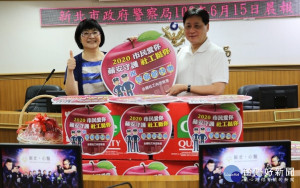 慶祝警察節，新北市社會局長張錦麗15日帶領家防主任、社工幹部等致贈警察局蘋果 