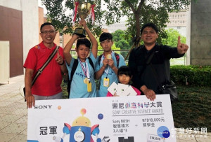 左起為同安國小施皇羽校長、蔡富揚、蔡珮涵、張震茂及帶隊老師許弘叡。