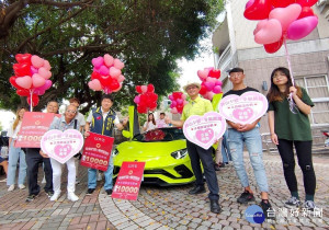 「卦山夕照 幸福鵲橋」未婚聯誼活動將於暑假舉行，彰化市長林世賢(右二)表示，這次活動最特別有愛情超跑也有愛情市集，願天下有情人終成眷屬。圖／記者鄧富珍攝 