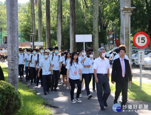 中興高中校長陳江海引畢業生進場。（中興高中提供）