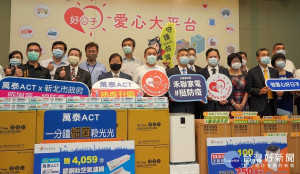 萬泰科技15日捐贈新北市府超過4,000支空調濾網，另禾聯碩企業則捐贈100台空氣清淨機，新北市長侯友宜代表受贈 （圖／記者黃村杉攝）