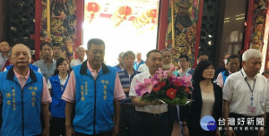 侯友宜15日到坪林區協德宮參拜，祈求平安並致贈「忠義千秋」匾額；參拜後也品嘗今年「百萬冠軍包種茶王」李傳清親自沖泡的茶