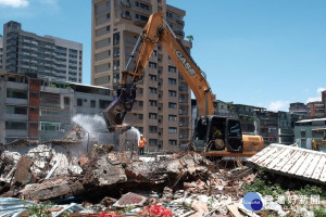 侯友宜16日為新北市於108年7月24日新北代拆辦法上路以來首次執行拆除，保障所有住戶換一個安全的家，不讓釘子戶成為都更案的阻礙