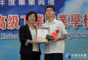 崇實高工喜出榜首，彰化縣長王惠美頒獎鼓勵「彰化之光」李育維同學。