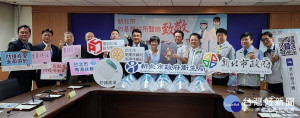 南部化成公司、國際扶輪3523地區南港扶輪社、南東扶輪社等捐贈新北市政府衛生局及新北市牙醫師公會防護面罩，由副局長高淑真代表受贈並頒發感謝牌