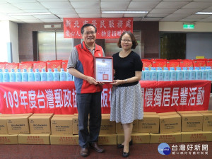 板橋郵局局長楊素珠16日代表該局捐贈，由林火土處長代表受贈，並回贈感謝狀以申謝忱