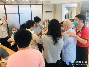 板橋榮家憶樂公共托老中心於日前舉辦「粽情飄逸，歡慶端午」暨中心家屬座談與週年慶活動