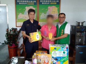 蔦松所警員發現張家的窘境，馬上轉介張榮發基金會急難救助，迅速通過審核，由基金會專員送上急難補助金及物資，暫解其燃眉之急。