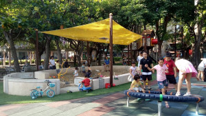 民政局彙整由公所打造的36座區里公園遊戲場，不論是共融式、挑戰式、創造式、騎乘式或自然式，結合地景設計的遊具，宛如自家後花園