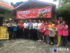 仁愛之家與社區協會等送出7千顆愛心粽予弱勢家庭。（記者扶小萍攝）