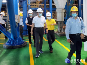 侯友宜17日特別前往八里焚化廠視察，關心垃圾焚化爐營運與處理現況