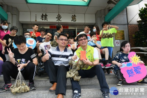 端午佳節關懷弱勢，林世賢贈送愛心粽，期盼院童歡喜過端午。