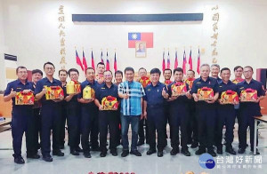 臺西警友辦事處體恤員警於連假仍堅守崗位執勤的辛苦，特由吳祥斌主任送來應節的粽子，表達內心的敬意及感謝。