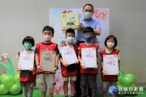 侯友宜送新北幼兒園畢業禮物醫療級不鏽鋼材質便當盒，以及特別製作防疫小戰士證書