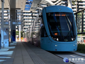 淡海輕軌第一期藍海線，穩定性測試第7天末班車在今(18)日凌晨0時36分，駛達V26淡水漁人碼頭站後，宣告連續7天穩定性測試過關