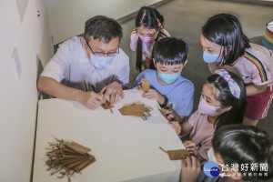 教育局長張明文與學生寫祈福卡
