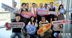 解封後首場大型徵才活動，市長侯友宜、經發局長何怡明、勞工局長陳瑞嘉等特別到場為廠商及求職者加油打氣