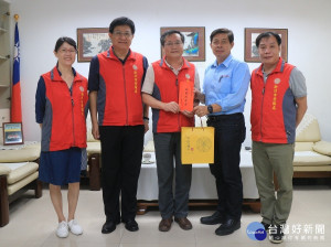 欣泰石油氣公司18日由楊長政總經理代表至新北市榮民服務處捐贈端午節慰問金，林火土處長代表受贈並回贈感謝狀