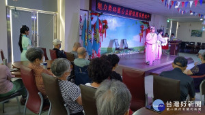 端午節將屆，魅力舞蹈關懷團隊等愛心團體，日前特別請假來到板橋榮家作一連串的精采表演，向長輩們祝賀端午節快樂