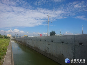 封堵防汛缺口　梧棲大庄支線排水溝護岸復建工程完工（圖／台中市政府）
