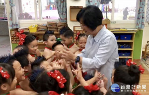 縣長王惠美參加幼兒園畢業典禮，與小朋友合打勾勾，叮嚀要認真讀書。