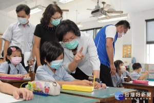 縣長王惠美關心和美國小裝置新風換氣系統情形。和美鎮長阮厚爵、台電電協會課長陳加峰、台電海域風電施工處課長陳永昌及課長劉鳳美等人陪同。