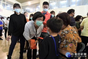 在縣長王惠美端午佳節關懷活動中，發送端午禮金問候並關懷民眾。圖／記者鄧富珍攝
