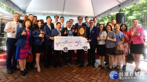 國際扶輪社3490地區19日捐贈防疫物資，市長侯友宜出席受贈，並回贈感謝牌
