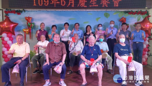 欣泰石油氣公司楊長政總經理於端午節前夕，特別來到板橋榮家關懷長輩，並致贈加菜金